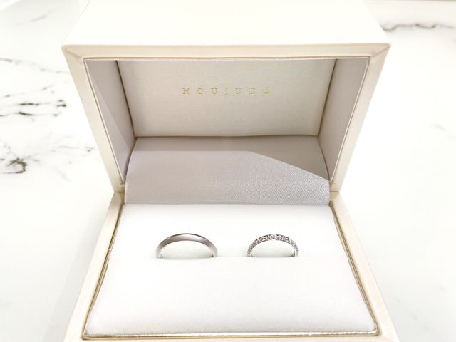 半分を艶消し、ダイヤでセット感を出した最高の指輪です。