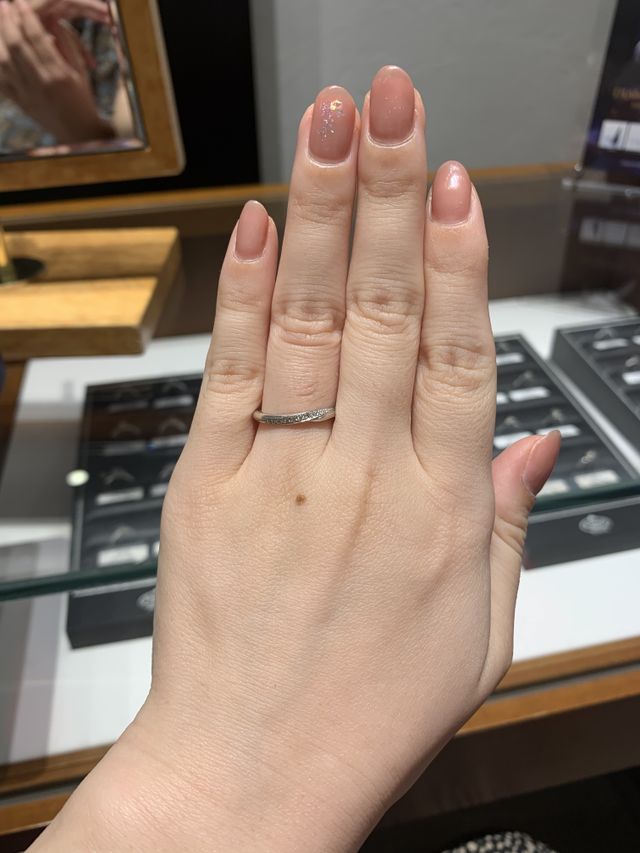 ウェーブに入っているダイヤモンドが魅力的