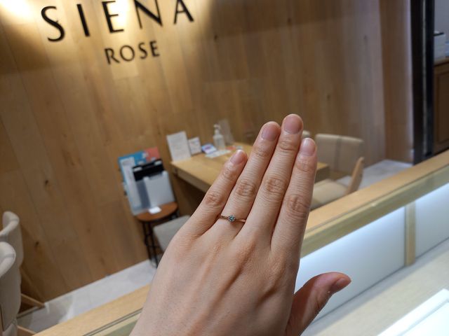 婚約指輪の試着です。