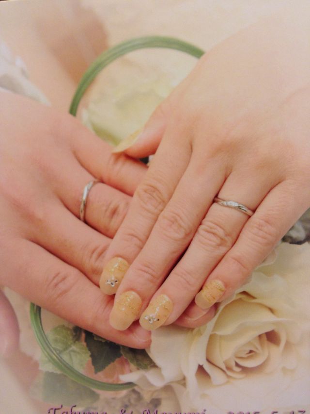 小さなダイアが3つ付いてます、指が綺麗に見えるデザインです。