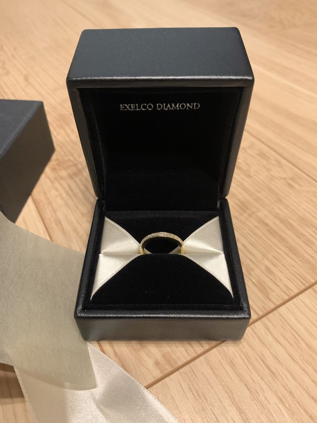 ゴールドのプリンセスカットのハーフエタニティ