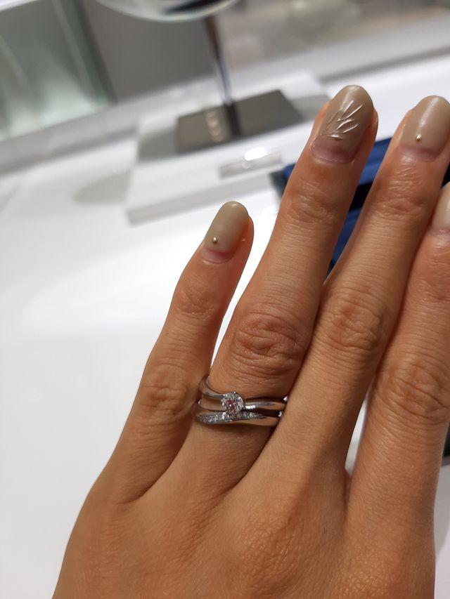 上が婚約指輪です