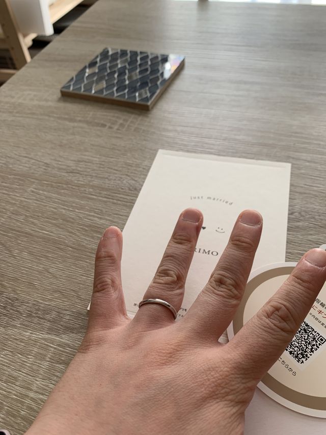 指輪をつけている