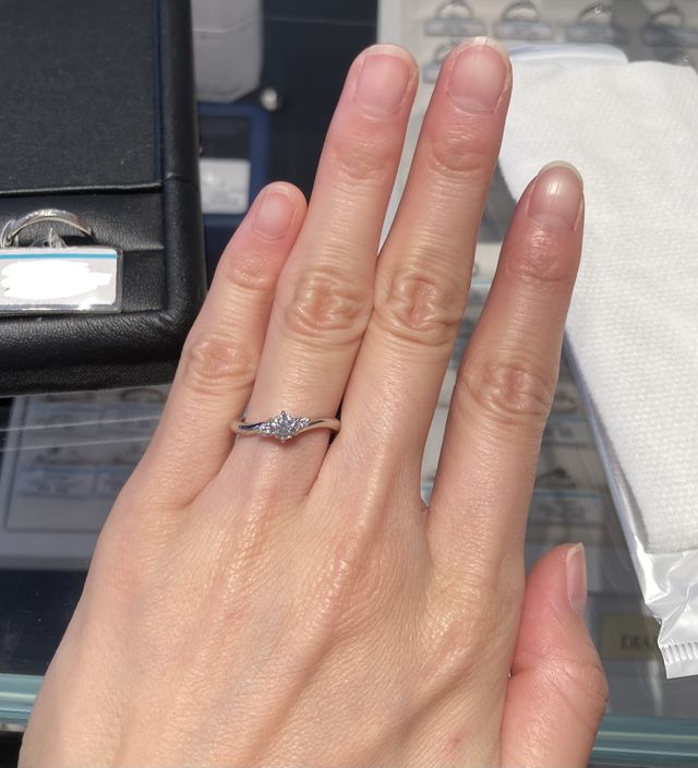 ウェーブが特徴的なゴージャスな指輪