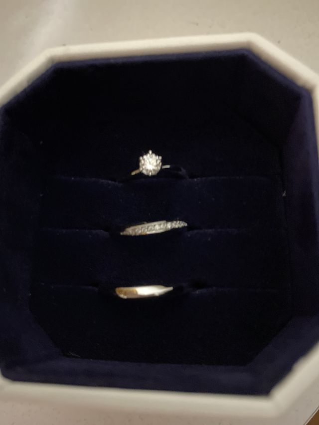 一番上が婚約指輪、真ん中が女性結婚指輪、一番下が男性結婚指輪