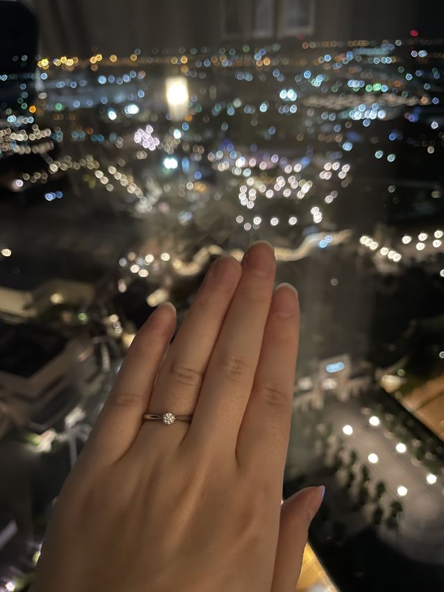 プロポーズ後、夜景をバックに撮影。上品な輝き。