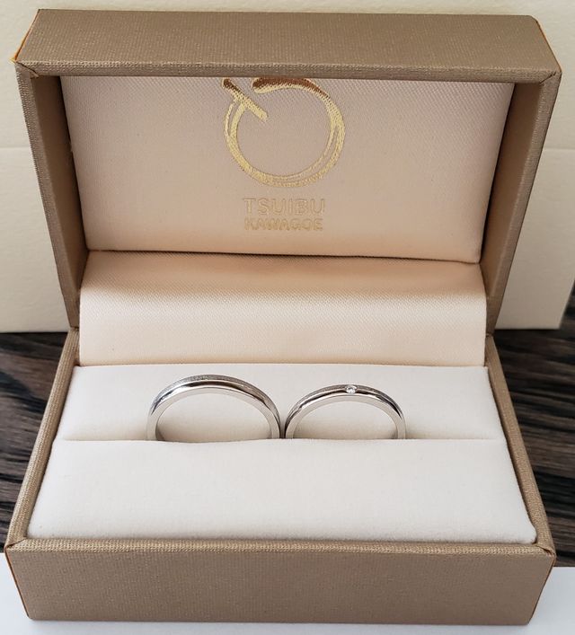 プラチナ、平打型、加工はライン・サンドブラスト・鏡面仕上げ。