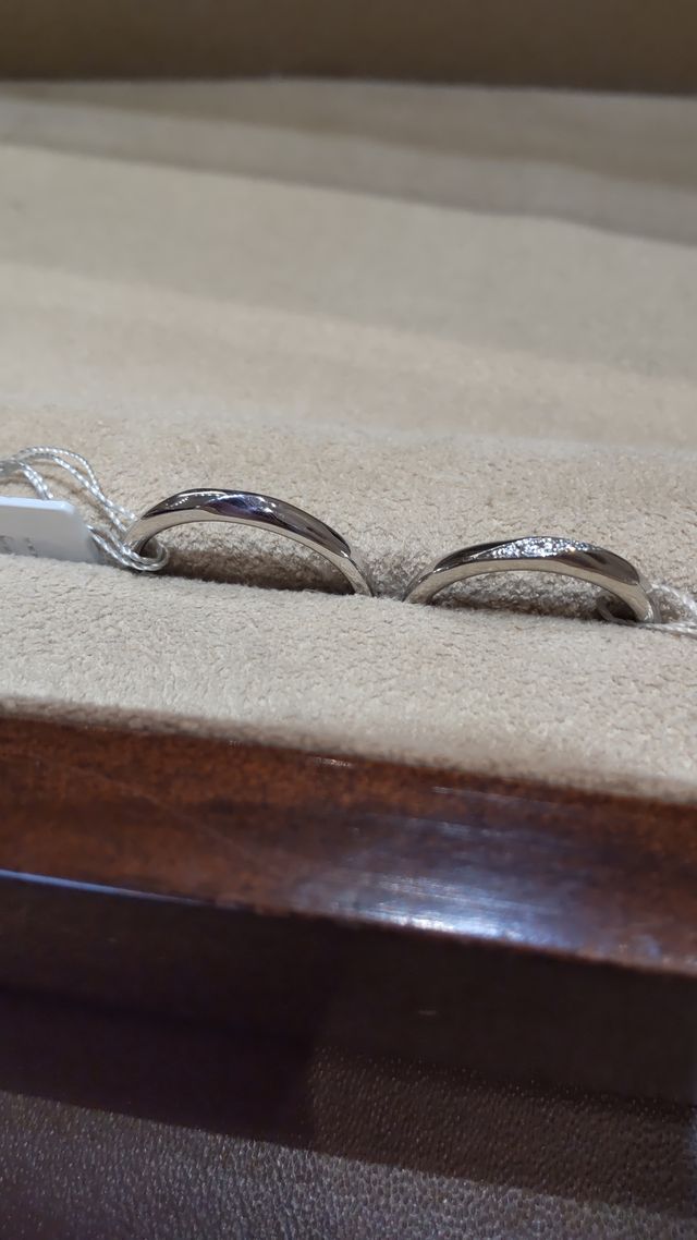 ストレートでありながらもダイヤが斜めに入っており、お洒落。