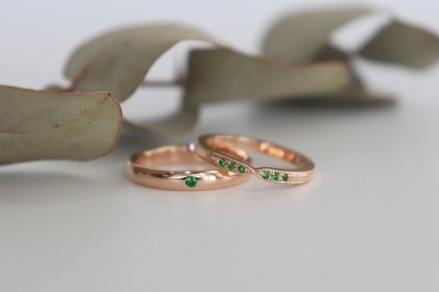 ピンクゴールドにグリーンガーネット