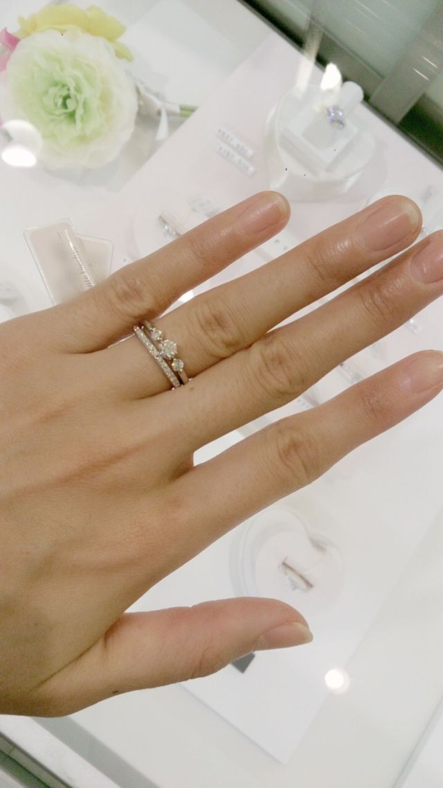 婚約指輪の下に重ねて試着させてもらいました。