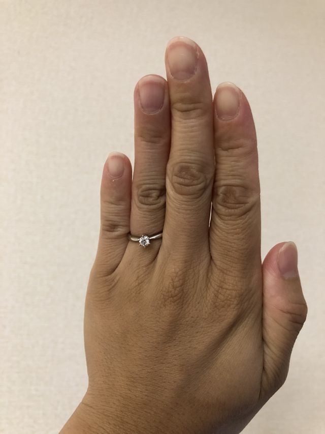 婚約指輪を着用しているところ