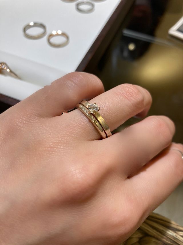新婦の婚約指輪と結婚指輪