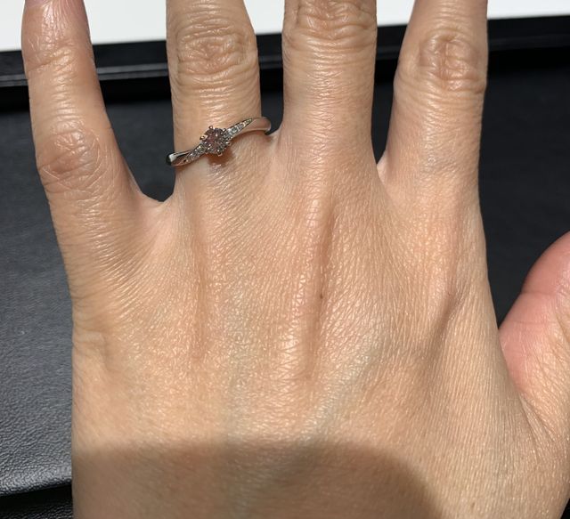 真ん中に大きなダイヤ、その周りにも細かなダイヤ