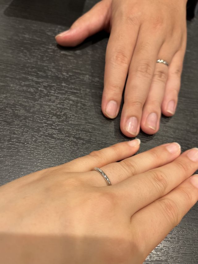 手前が新婦　奥が新郎です。