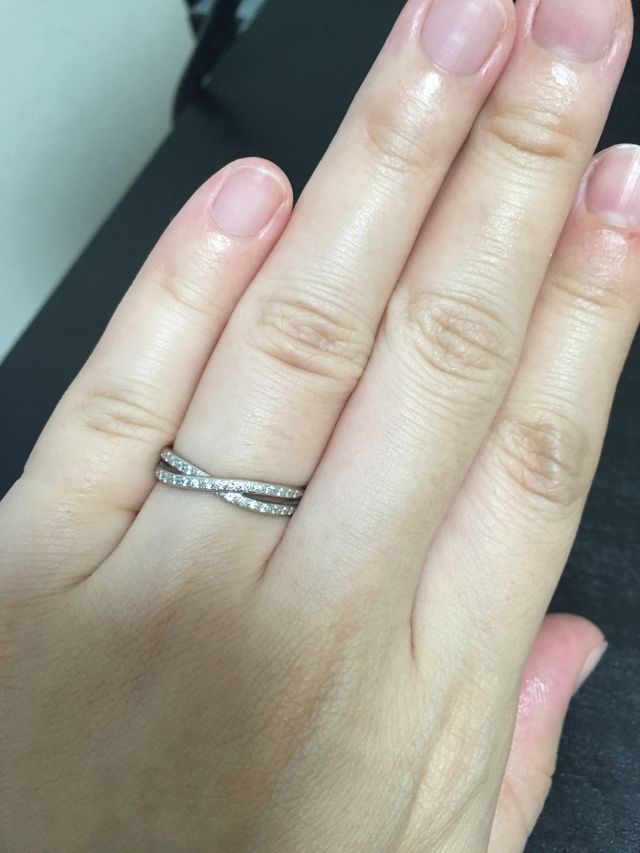 交差するデザインで指が短く太めの方でも綺麗に見えます。