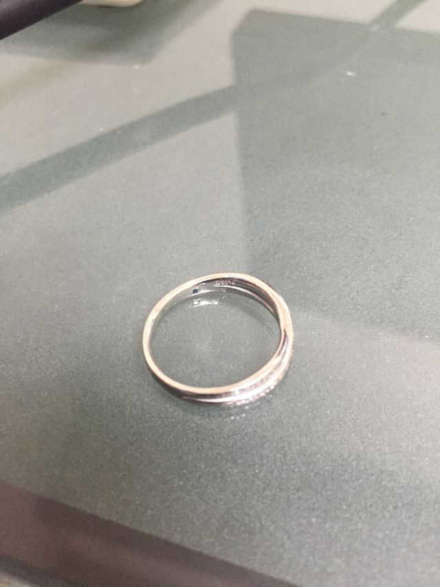 指輪の内側に好きな宝石をサービスではめ込んでもらえます。