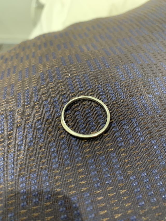 シンプルなデザイン。内側に記念日、イニシャル、ダイヤ