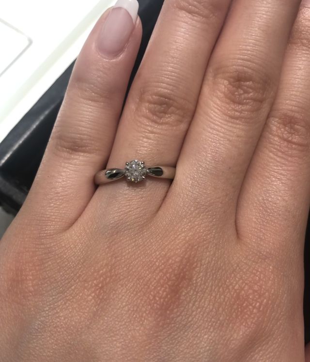 試着時です。ダイヤの横が可愛いです。