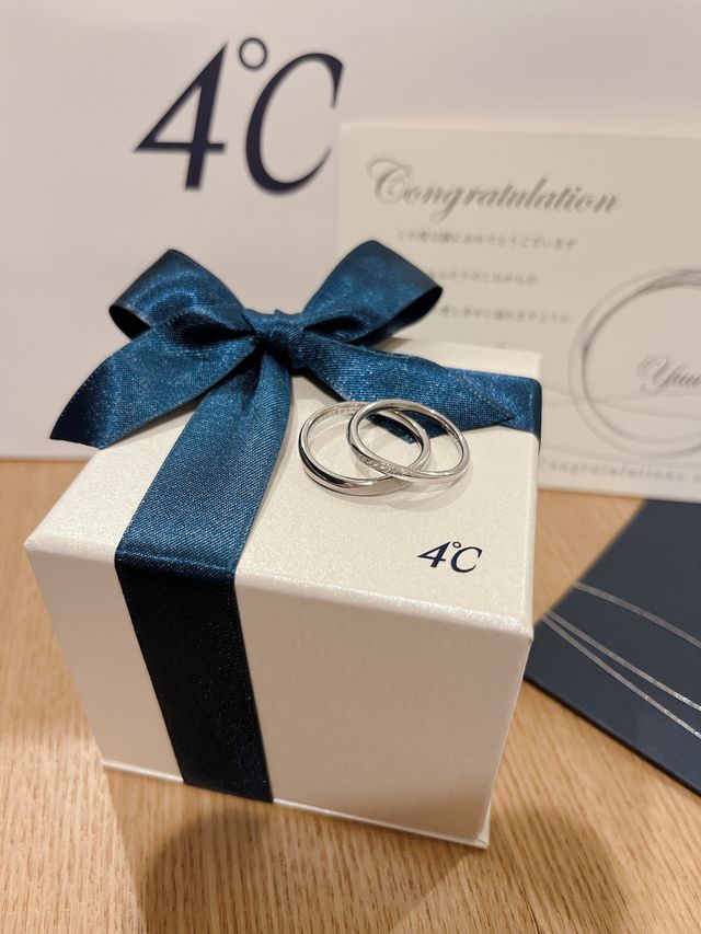 綺麗にリボンを結んで頂いたケースと一緒に写真をとりました