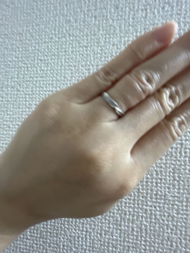 中央部分に少しダイヤが入っています。