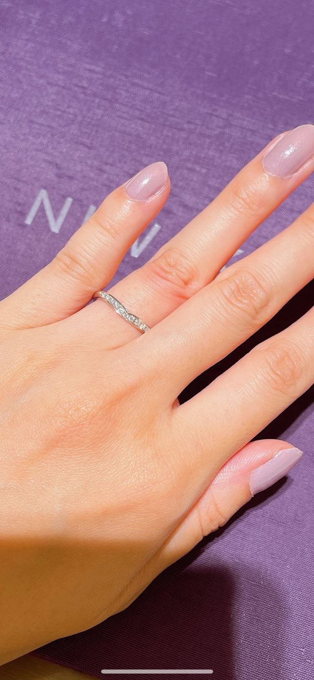 Vラインになっていて、指が長く手が綺麗にみえます。