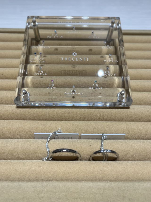 内側に双子ダイヤモンドと誕生石を入れました！