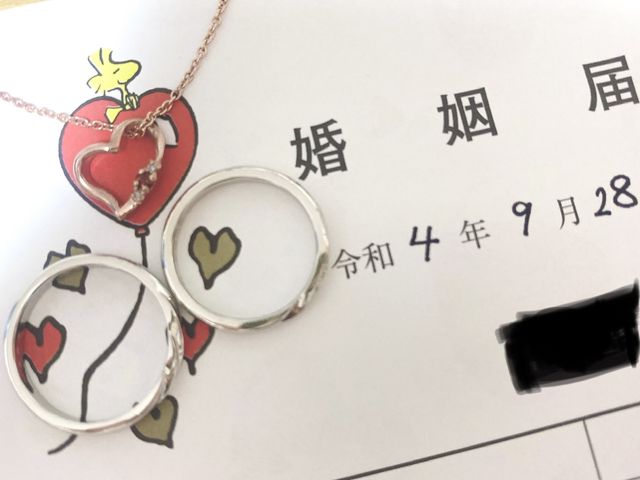 婚姻届と指輪を撮りました。