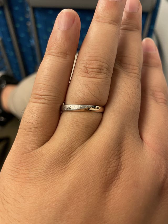 半分はシルバーで半分はピンクゴールド