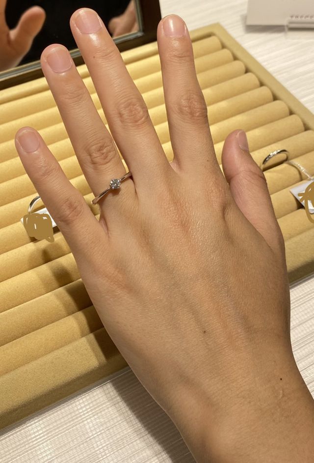 シンプルなデザインの一石タイプの婚約指輪