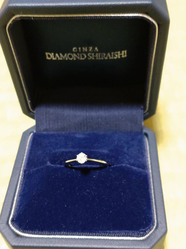 1.9カラットのダイヤモンドをはめた、シンプルな指輪です。