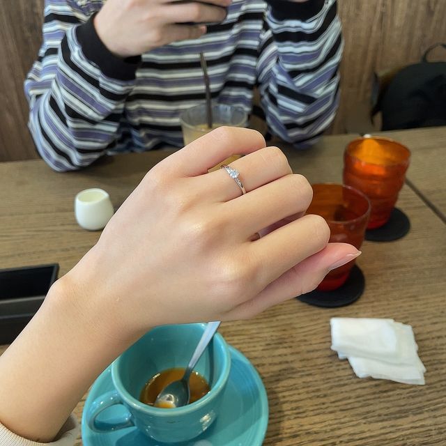 婚約指輪
ひとつでつけても可愛いです！