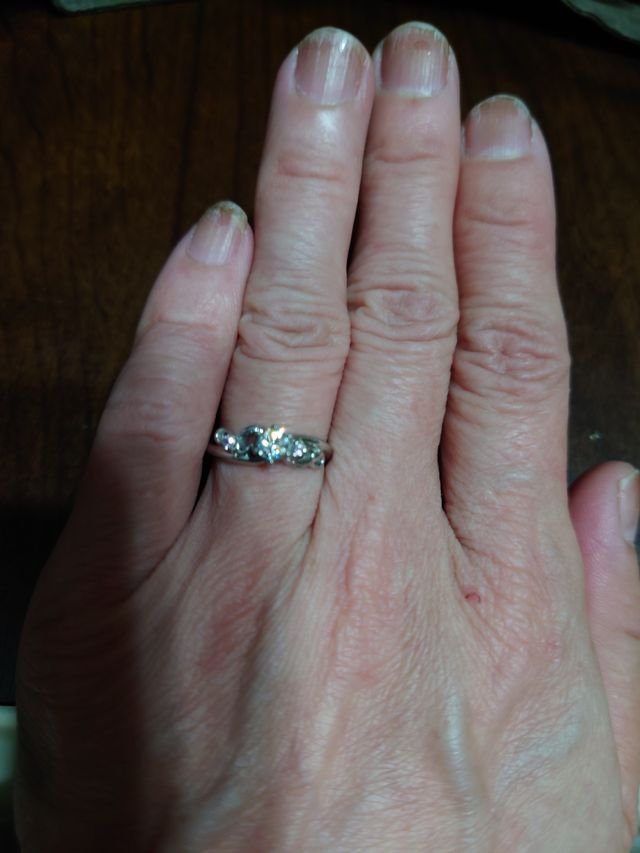 あまりエンゲージリングっぽくなく普段から着けてます