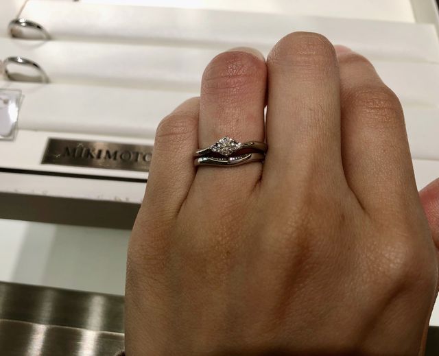 婚約指輪と重ねて検討。
ゆるやかなカーブが上品で素敵です。