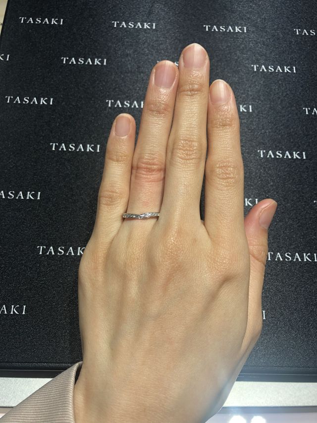 中心がくびれているタイプのものです。キラキラ…！