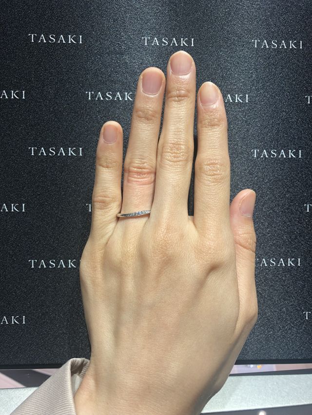 ダイヤがついているタイプ！ウェーブがかかっています。