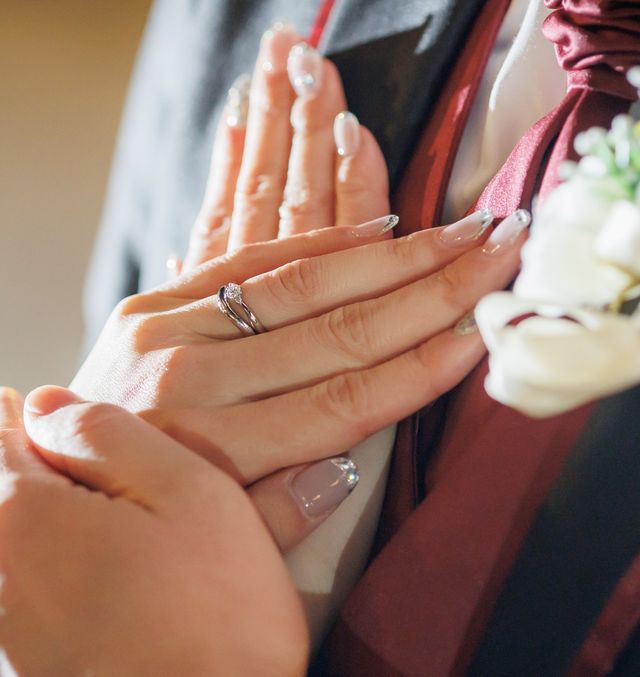 結婚指輪と一緒につけました。