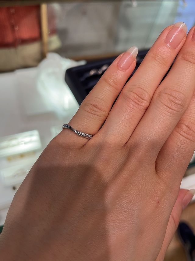 ダイヤがついたウェーブデザインの指輪です。