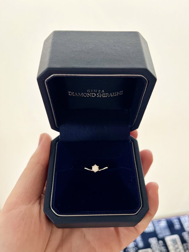 シンプルだけどウェーブがかかっており、指が細く綺麗に見える。