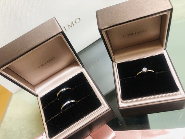 婚約指輪も普段からつけたくシンプルな物を選びました。
