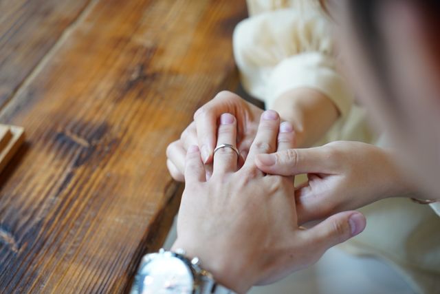 完成した指輪を受け取りに行った際、お互いにはめあうショット