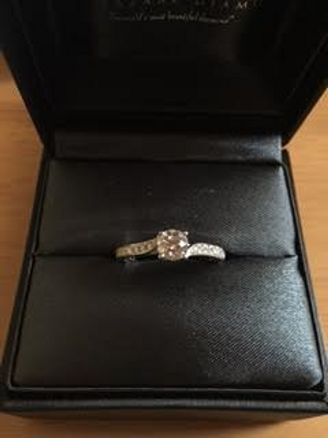 ラザールダイヤモンドさんのたて爪のハーフエタニティリング