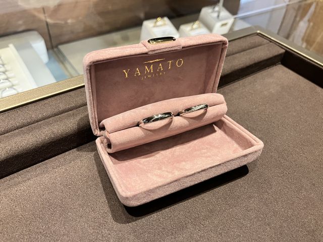 結婚指輪。購入店舗のオリジナル持ち運び用ケースを頂きました。