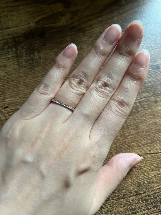 婚約指輪のハーフエタニティのみ着用