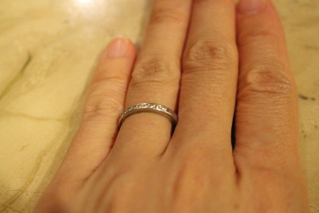 薬指にはめた結婚指輪です