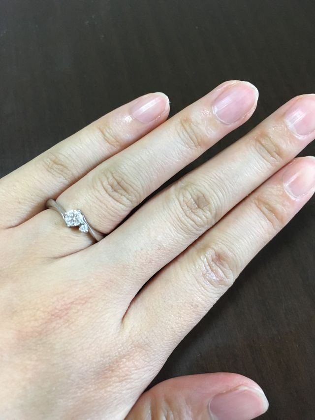 0.3カラットと控えめなので普段使いしやすいです。