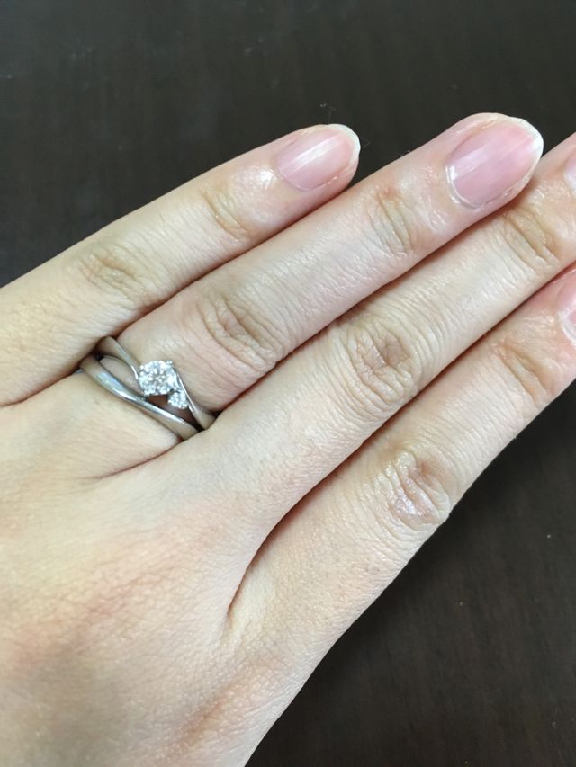 結婚指輪と重ね付けしたところです。