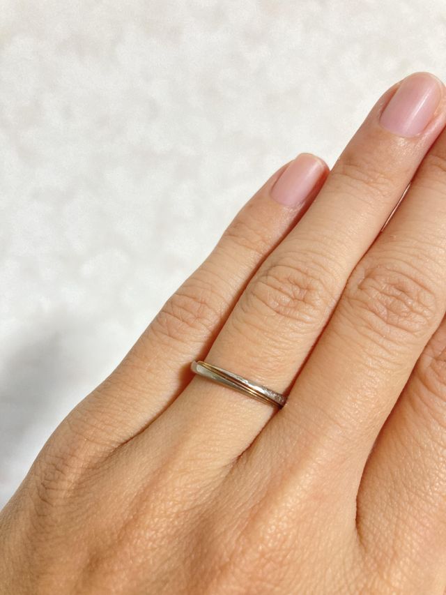 斜めにピンクゴールドの様な色味のラインが入っています