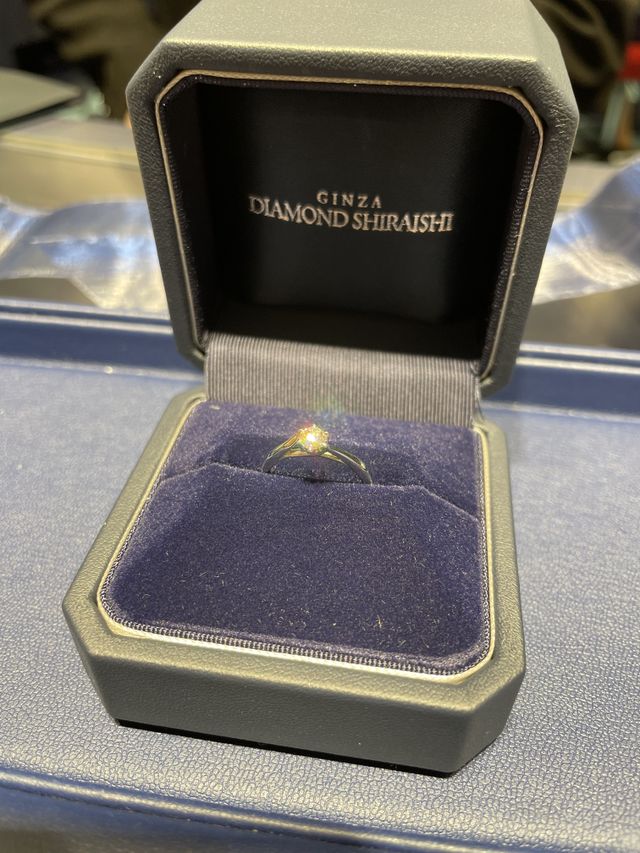 指輪がボックスに入ってる状態です