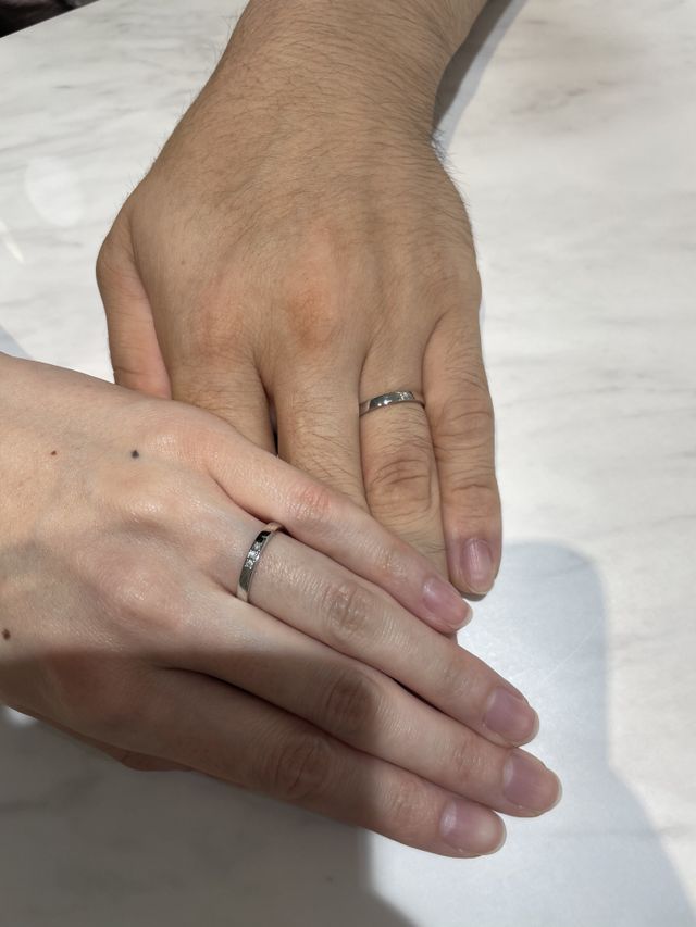 平打ちタイプのリングでダイヤが３石ついています。