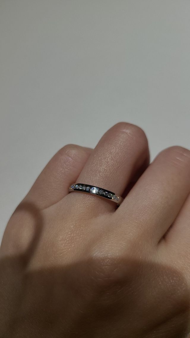 ストレートタイプのキラキラエタニティリング